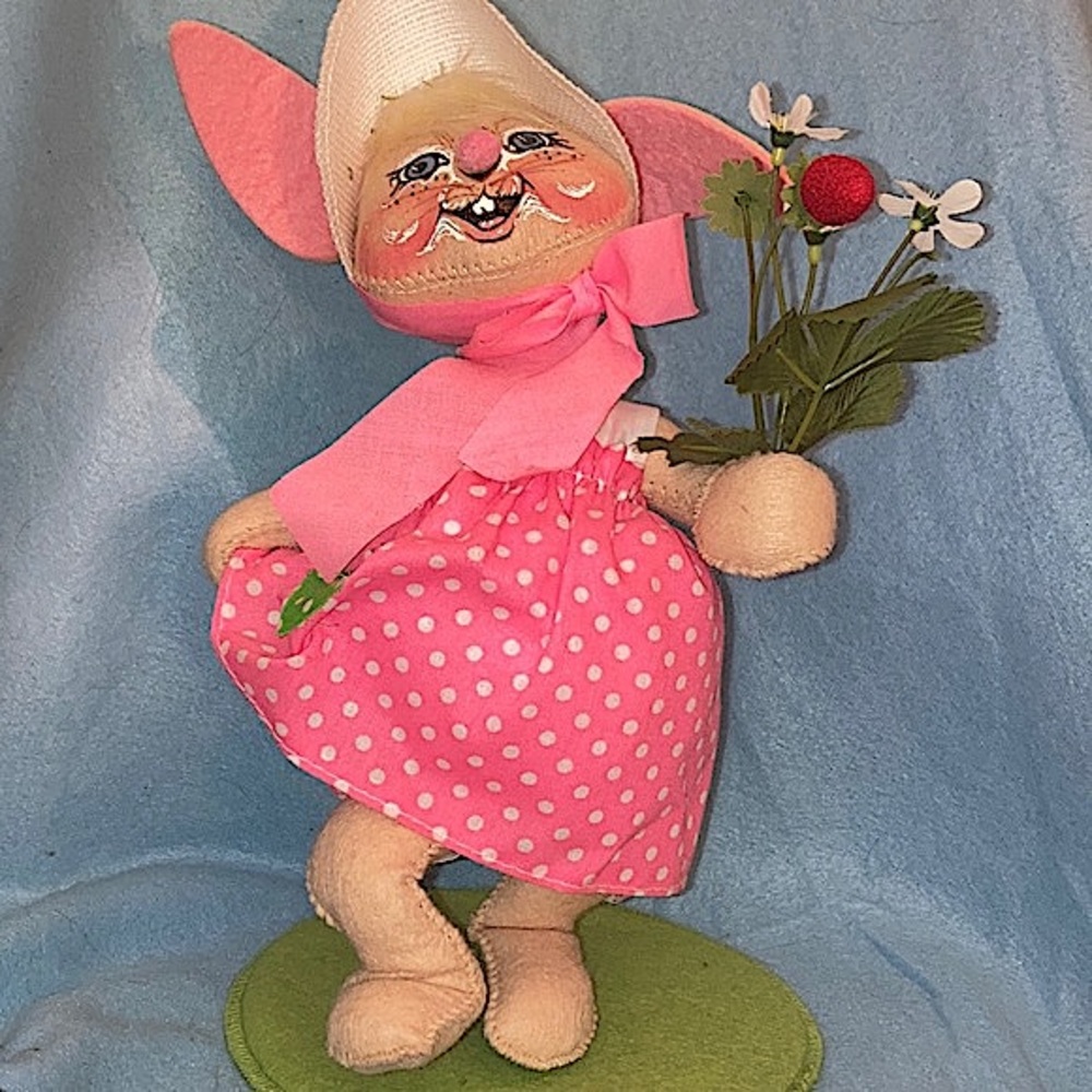 Annalee Mobilitee 10” Country Girl Bunny Pink Polkadot Dress Holding Flowers
